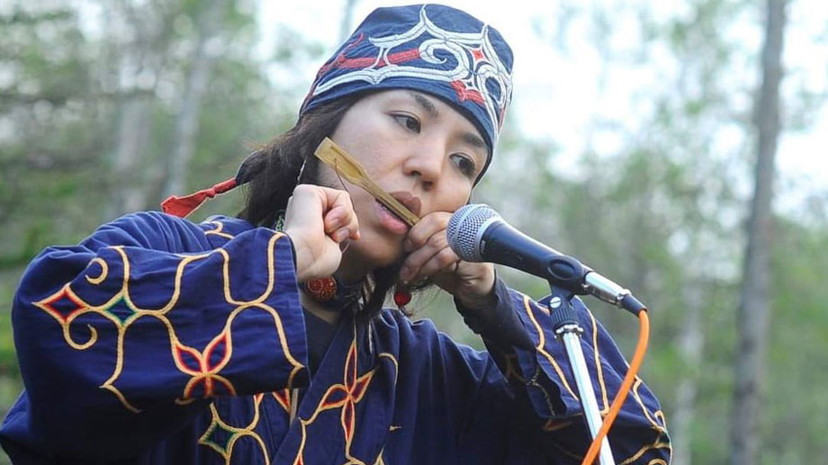 Utae Ehara playing the mukkuri. (© Utae Ehara)